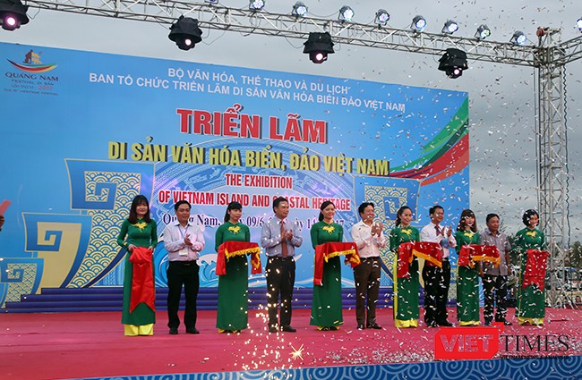 Trong khuôn khổ Festival Di sản Quảng Nam lần VI-2017,  chiều 9/6, tại khu vực bãi biển Tam Thanh (TP Tam Kỳ, tỉnh Quảng Nam) đã diễn ra triển lãm "Di sản văn hóa biển, đảo Việt Nam".