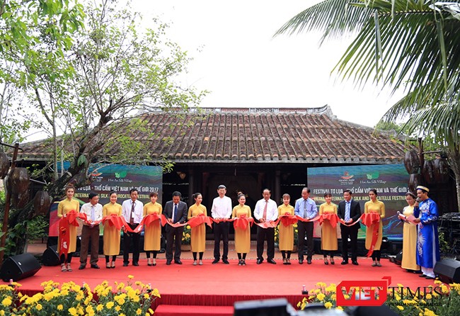 12 làng nghề tơ lụa, thổ cẩm danh tiếng của Việt Nam và nhiều quốc gia trong khu vực đã cùng góp mặt tại Làng lụa Hội An (TP.Hội An, Quảng Nam) để tham dự Festival Tơ lụa, thổ cẩm Việt Nam - châu Á 2017.