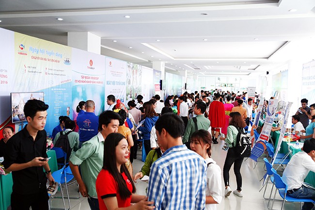 VietTimes -- Sáng 30/6, tại ĐH Đông Á (Đà Nẵng), hơn 30 doanh nghiệp tại Đà Nẵng đã tham dự Ngày hội việc làm và đưa ra hơn 2.000 cơ hội tuyển dụng dành cho sinh viên mới ra trường tại địa phương.