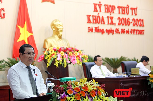 Ông Huỳnh Đức Thơ, Chủ tịch UBND TP Đà Nẵng phát biểu tiếp thu ý kiến các đại biểu HĐND diễn ra sáng 7/7.