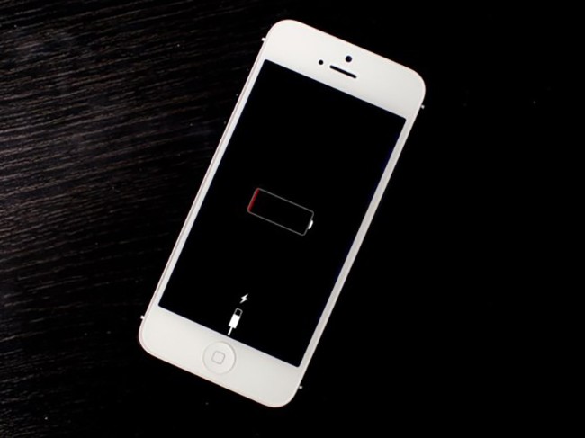 Xài pin cho đến khi còn 0% và sạc đầy lại 100% là cách khắc phục lỗi iPhone bị sập nguồn khi còn pin