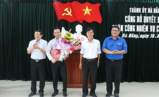 Ông Nguyễn Bá Cảnh (người cầm hoa) tại buổi công bố quyết định
