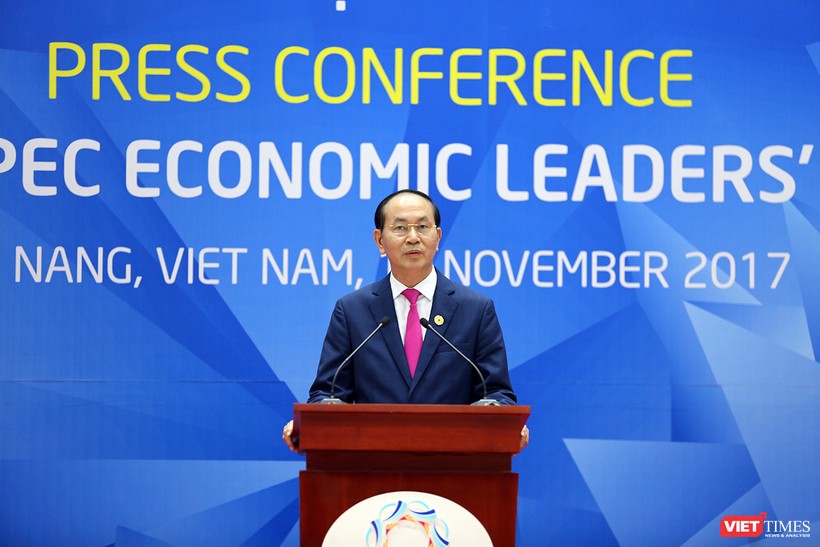 Chủ tịch nước Trần Đại Quang chủ trì họp báo công bố kết quả Hội nghị các nhà lãnh đạo kinh tế APEC lần thứ 25 tại Trung tâm báo chí quốc tế Đà Nẵng.
