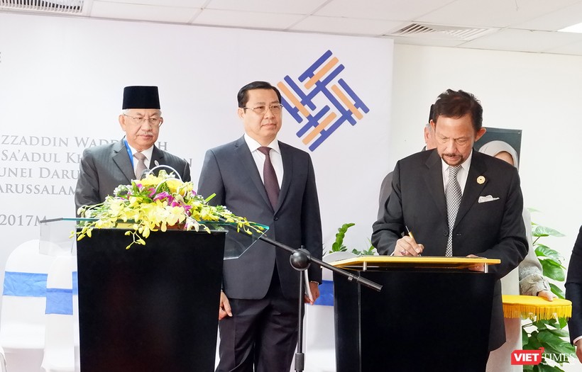 Quốc vương Brunei Darussalam ký quyết định chính thức khai trương Trung tâm tiếng Anh UBD - FPT Global Centre tại Đà Nẵng 