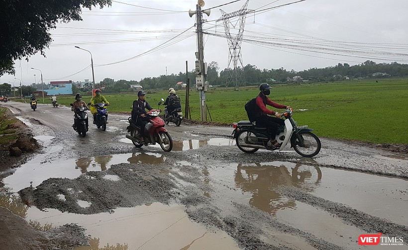 Tuyến Quốc lộ 40B đoạn qua xã Tam Thái (huyện Phú Ninh) bị hư hỏng nặng do phương tiện từ đường cao tốc di chuyển xuống