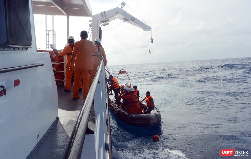 Sau nhiều giờ tìm kiếm và cứu nạn, tối ngày 13/12, tàu SAR 412 đã đưa 07 ngư dân trên tàu cá QB 92869 TS bị chìm trên biển về bờ an toàn.