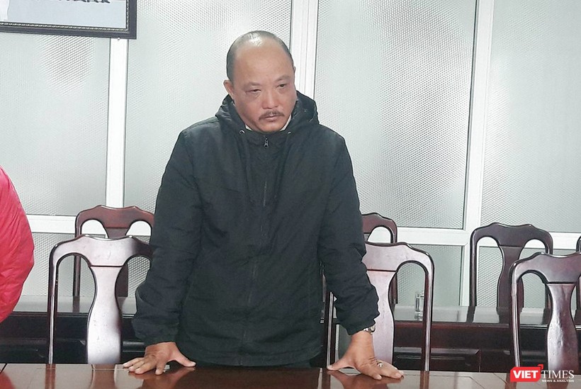 Ông Trương Thanh Tùng, Phó trưởng Ban giải tỏa đền bù số 2 Đà Nẵng nghe tống đạt quyết định khởi tố