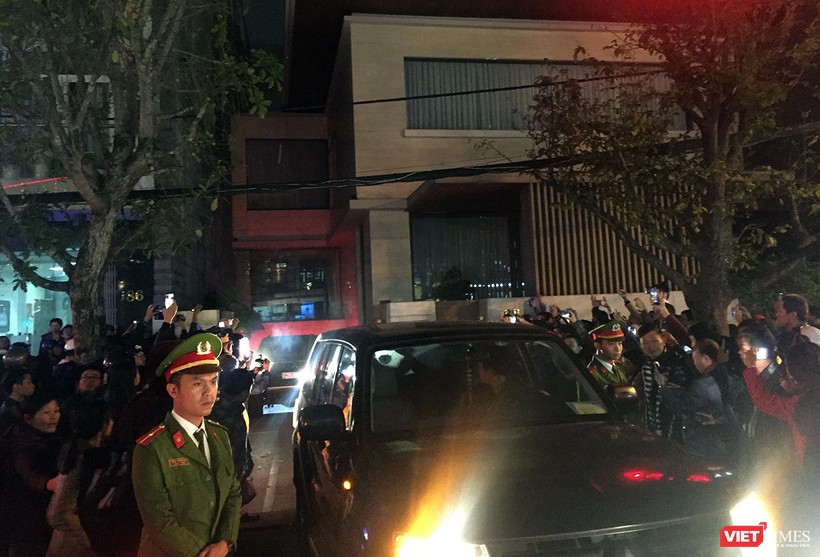 Sau hơn 5 tiếng đồng hồ khám xét, đúng 21h20 đêm ngày 21/12, đoàn xe chuyên dụng của Cục An ninh điều tra, Bộ Công an đã rời khỏi nhà riêng của ông Phan Văn Anh Vũ  (biệt danh Vũ nhôm”.