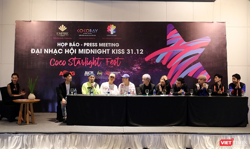 Nhóm nghệ sĩ nổi tiếng Hàn Quốc tại Họp báo sự kiện chào năm mới 2018 tại Khu giải trí Cocobay Đà Nẵng