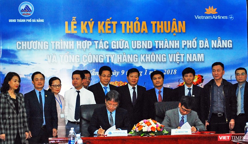  Chiều 9/1, tại Trung tâm hành chính TP Đà Nẵng đã diễn ra Lễ ký kết thỏa thuận hợp tác giữa UBND TP Đà Nẵng và Tổng Công ty Hàng không Việt Nam (Vietnam Airlines), nhằm tăng cường xúc tiến du lịch, thương mại và đầu tư.