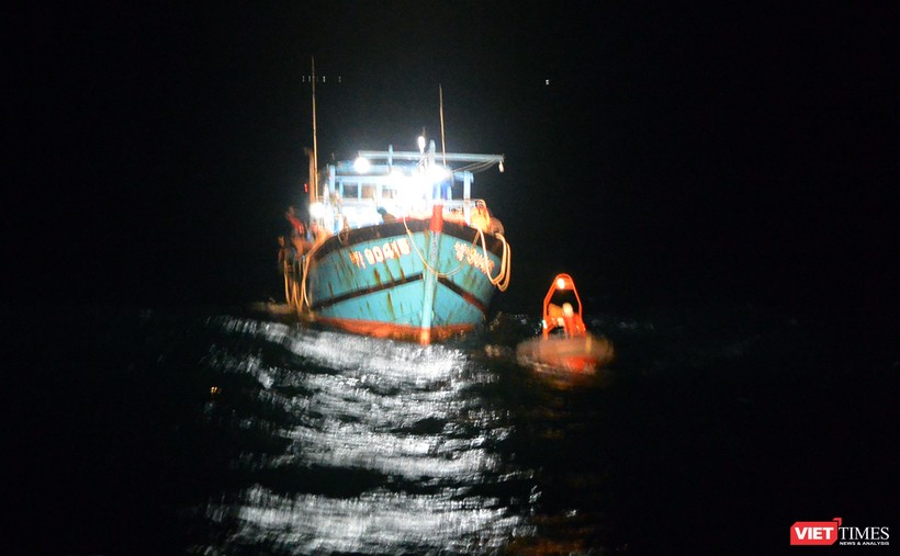 Tàu SAR 412 cứu hộ 11 ngư dân và tàu cá  ĐNa 90415 TS bị trôi tự do trên biển trong đêm