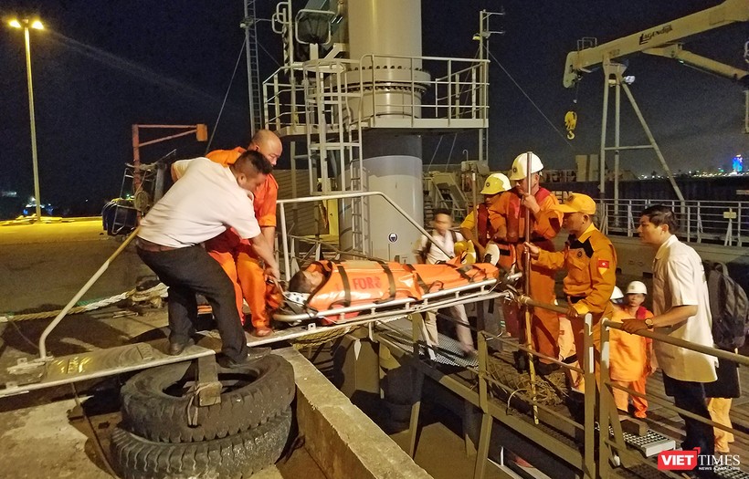 Sau hơn 10 tiếng đồng hồ tiếp nhận thông tin và triển khai các biện pháp cứu hộ cứu nạn, tàu SAR 412 của Trung tâm phối hợp tìm kiếm cứu nạn hàng hải Việt Nam đã đưa thuyền viên người Philipine bị nhồi máu cơ tim trên biển Hoàng Sa về bờ an toàn.