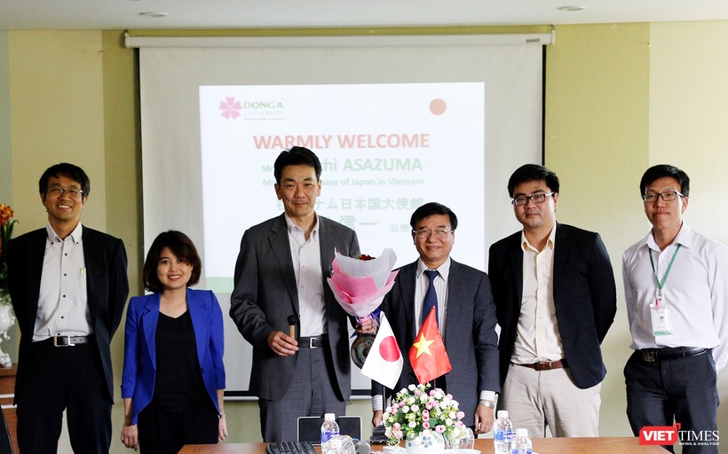 Chiều ngày 6/3, Công sứ Nhật Bản Shinichi Asazuma-Văn phòng Đại sứ quán Nhật Bản tại Việt Nam đã có chuyến thăm và làm việc với trường Đại học Đông Á sau khi chính thức nhậm chức vào tháng 2/2018.
