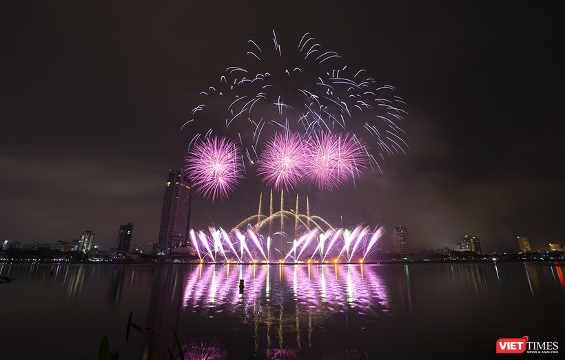 Tối 30/4, Lễ hội pháo hoa quốc tế Đà Nẵng (DIFF 2018) với chủ đề "Huyền thoại những cây cầu" đã chính thức khai mạc, chính thức đưa Đà Nẵng vào không gian lễ hội của sắc màu và ánh sáng kéo dài 2 tháng.