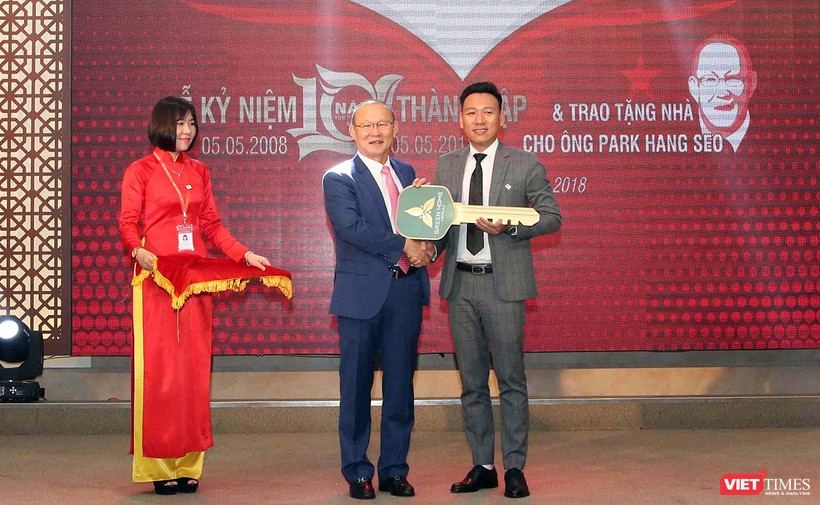 Tối 6/5, HLV Park Hang Seo cùng phu nhân đã đến Đà Nẵng nhận căn nhà do Công ty Phúc Hoàng Ngọc trao tặng và mong ông muốn cống hiến hết mình cho bóng đá Việt Nam.