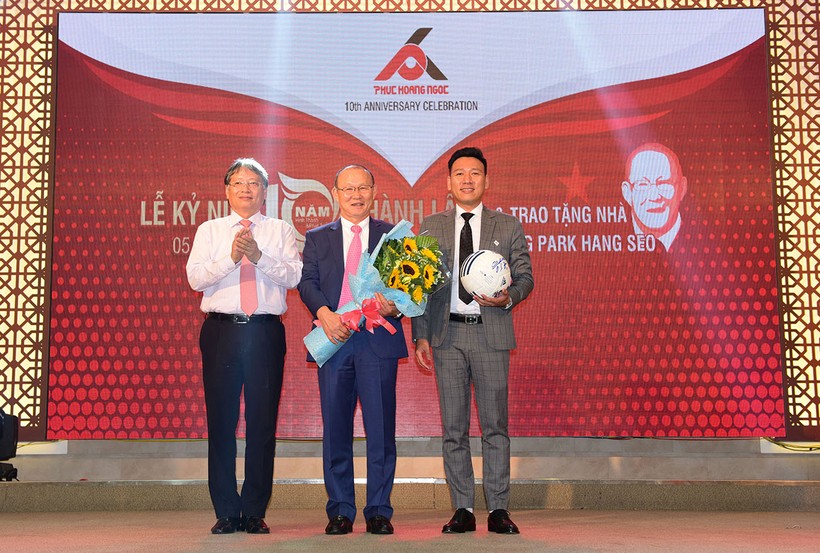 Phó Chủ tịch UBND TP Đà Nẵng Nguyễn Ngọc Tuấn và HLV Park Hang Seo tại buổi trao tặng nhà do Công ty Phúc Hoàng Ngọc thực hiện