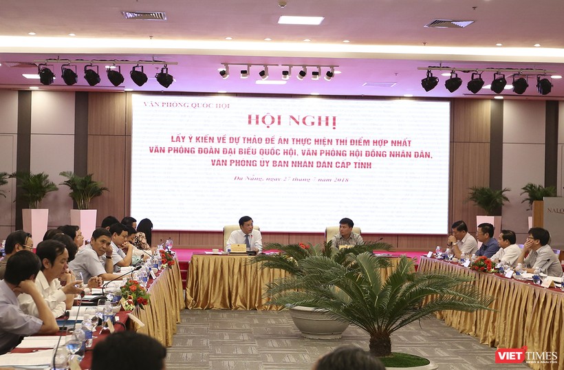 Sáng 27/7, tại Đà Nẵng, Văn phòng Quốc hội đã tổ chức Hội nghị lấy ý kiến về Dự thảo Đề án thực hiện thí điểm Hợp nhất Văn phòng đại biểu Quốc hội, Văn phòng HĐND và Văn phòng UBND cấp tỉnh, TP trực thuộc TƯ.