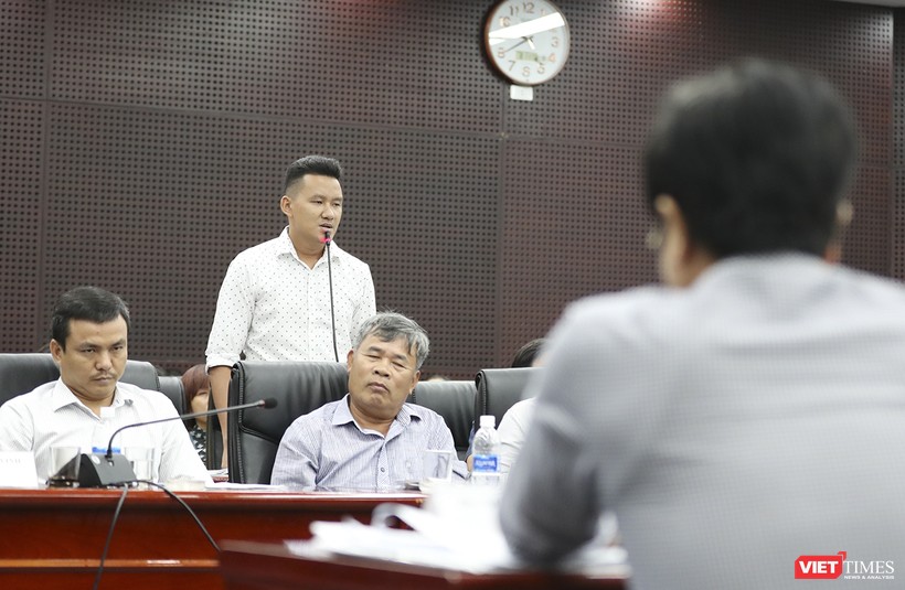 Anh Chế Viết Đông, Hướng dẫn viên tiếng Trung đặt vấn đề với ông Ngô Quang Vinh-Giám đốc Sở Du lịch Đà Nẵng (ngồi đối diện) về những khuất tất của Tour 0 đồng 
