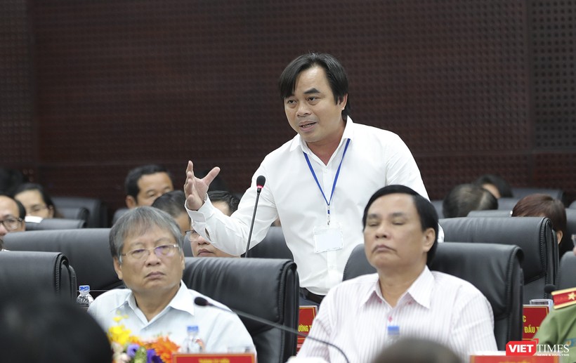 Ông Tô Văn Hùng - tân Giám đốc Sở TN-MT trả lời ý kiến cử tri liên quan đến tình trạng ô nhiễm trên địa bàn TP Đà Nẵng.