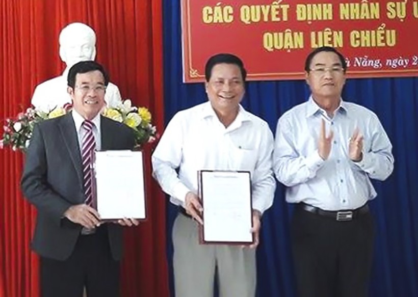 Ông Đàm Quang Hưng (bìa trái) và ông Dương Thành Thị (đứng giữa) tại buổi công bố quyết định nhân sự UBND quận Liên Chiểu. (Ảnh: Việt Dũng)