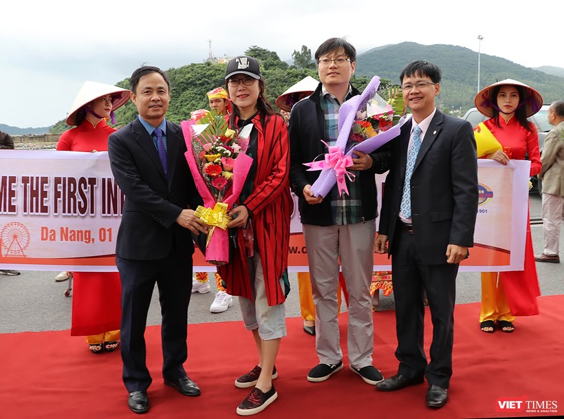 Lãnh đạo Sở Du lịch TP Đà Nẵng tặng hoa chúc mừng những vị khách quốc tế đầu tiên xông đất Đà Nẵng trong năm 2019.