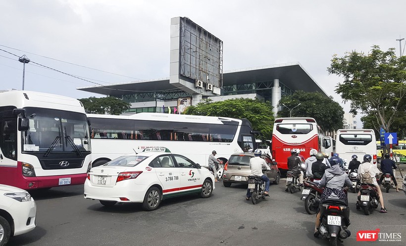 Xe khách loại 30 chỗ trở lên đang gây áp lực ùn tắc giao thông cho trung tâm TP Đà Nẵng