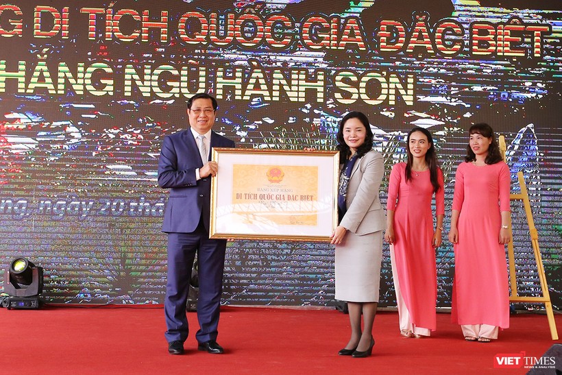 Đại diện Bộ VH-TT và DL trao Bằng xếp hạng di tích quốc gia đặc biệt đối với Danh thắng Ngũ Hành Sơn cho UBND TP Đà Nẵng