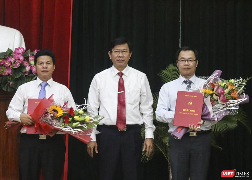 Ông Vũ Quang Hùng (bìa phải) và ông Võ Công Chánh (bìa trái) tại buổi công bố Quyết định phân công công tác.