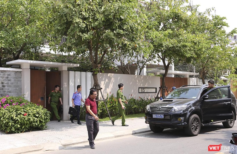Sáng 18/3, lực lượng công an, viện kiểm sát đi trên xe ô tô chuyên dụng mang BKS 80A-02576 cùng đã có mặt và đi vào nhà ông Nguyễn Ngọc Tuấn tại số 85 Hoàng Kế Viêm (phường Mỹ An, quận Ngũ Hành Sơn, Đà Nẵng).