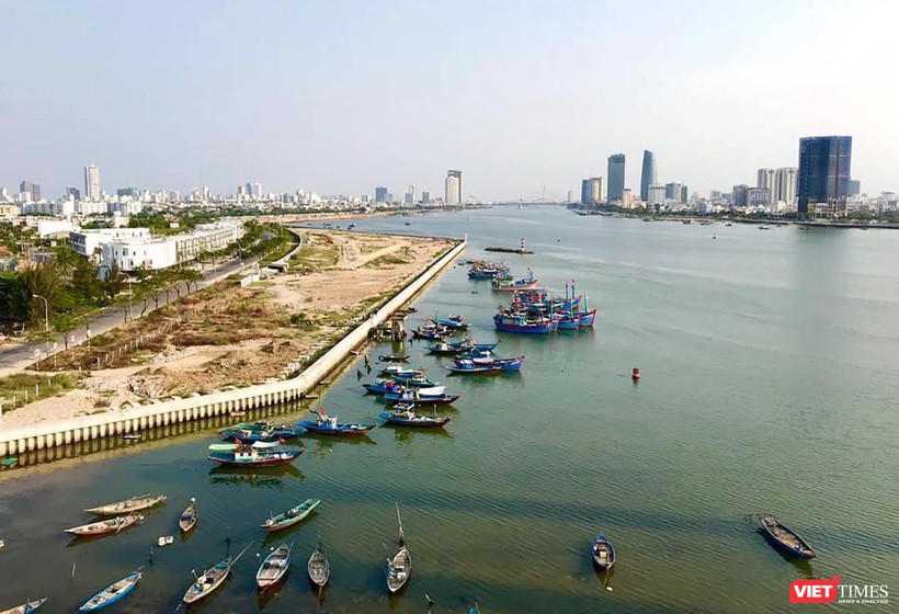 Dư luận Đà Nẵng đang quan ngại về tác động của dự án Marina Complex đối với dòng chảy và khả năng thoát lũ của sông Hàn khi phần dự án lấn bờ sông, làm hẹp dòng chảy