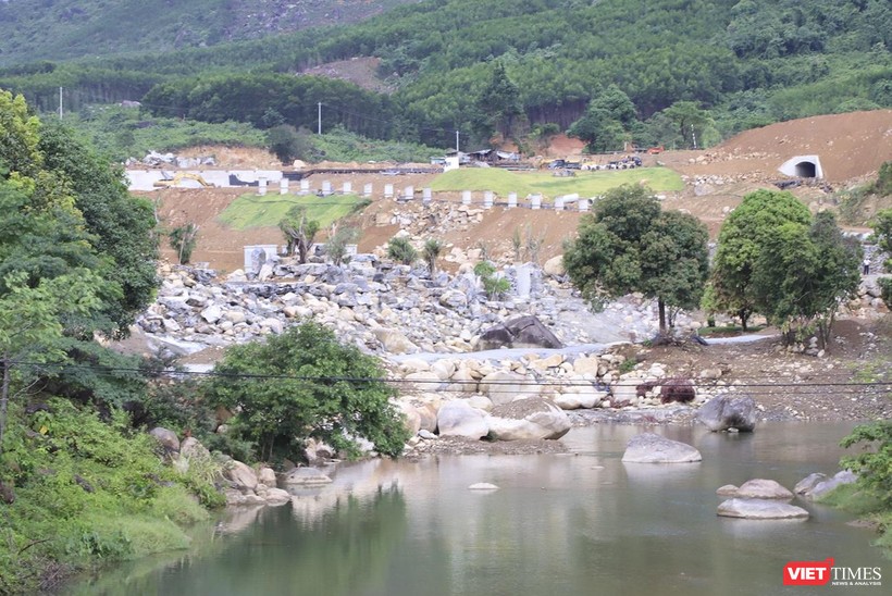 Đoạn sông Luông Đông đoạn qua khu vực dự án liên kết mở rộng công viên suối khoáng nóng Núi Thần Tài giai đoạn 2 (thuộc địa phận xã Hòa Phú, huyện Hòa Vang) đã bị chặn dòng để thi công