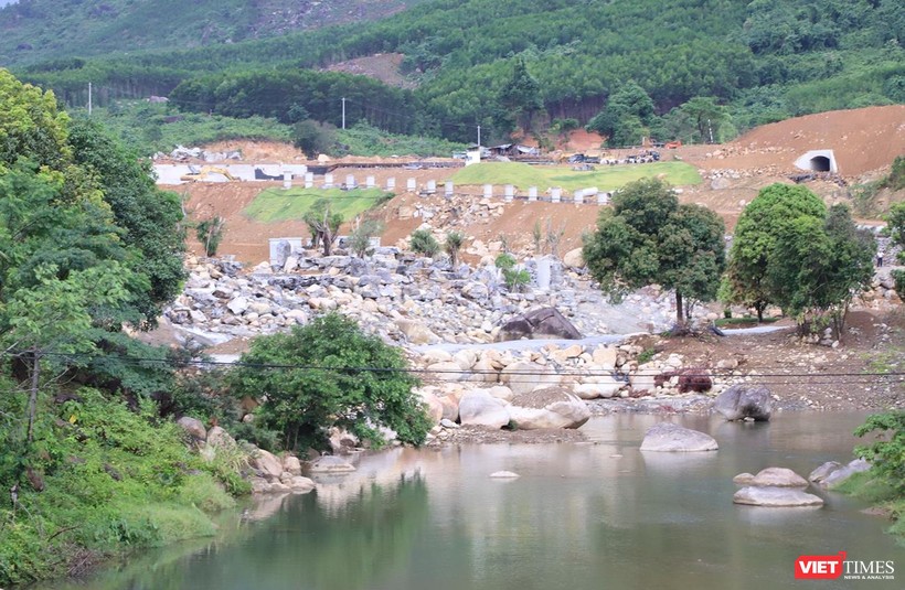 Đoạn sông Luông Đông đi qua khu vực dự án đã bị chặn lấp một phần, nhiều hạng mục thi công dở dang mà không xuất trình được các giấy tờ hợp lệ