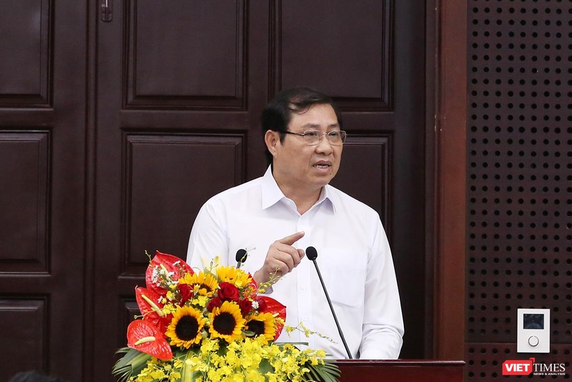 Ông Huỳnh Đức Thơ, Chủ tịch UBND TP Đà Nẵng phát biểu tại Chương trình “Hội đồng nhân dân với cử tri” lần thứ 5 diễn ra sáng 15/5.