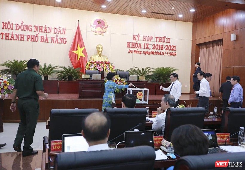 Chiều 11/7, đại biểu HĐND TP Đà Nẵng đã bỏ phiếu chấp thuận cho ông Nguyễn Bá Cảnh thôi làm nhiệm vụ đại biểu HĐND TP Đà Nẵng khóa IX, nhiệm kỳ 2016 – 2021 với số phiếu 41/42 đại biểu có mặt đồng ý.