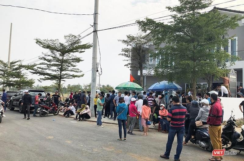 Người mua tập trung đòi quyền lợi tại trụ sở của Công ty CP Bách Đạt An tại khu đô thị Điện Nam-Điện Ngọc, tỉnh Quảng Nam