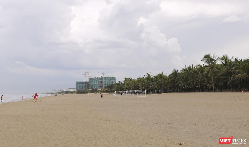 Cơ quan chức năng Đà Nẵng vừa phát hiện 14 khu nghỉ dưỡng, resort ven biển du lịch Đà Nẵng trên địa bàn quận Ngũ Hành Sơn xây dựng công trình  trái phép trong vệt 50m khu vực bãi cát công cộng