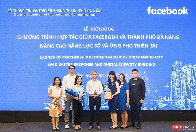 Đại diện Sở TT-TT Đà Nẵng và Facebook Việt Nam tại Lễ khởi động Chương trình hợp tác về Nâng cao năng lực số và Ứng phó thiên tai diễn ra sáng 31/7.