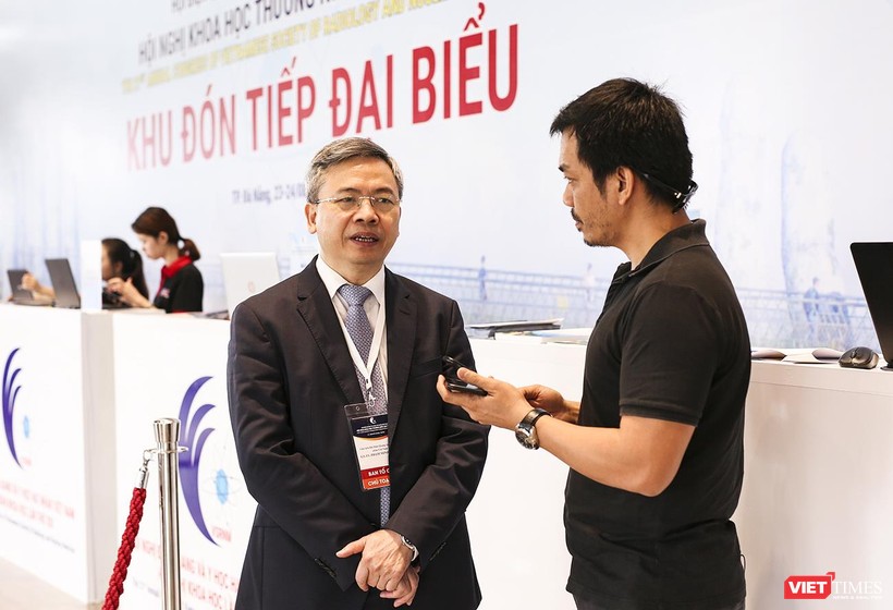 GS.TS Phạm Minh Thông Chủ tịch Hội Điện quang và Y học hạt nhân Việt Nam (bìa trái) trả lời  phỏng vấn VietTimes