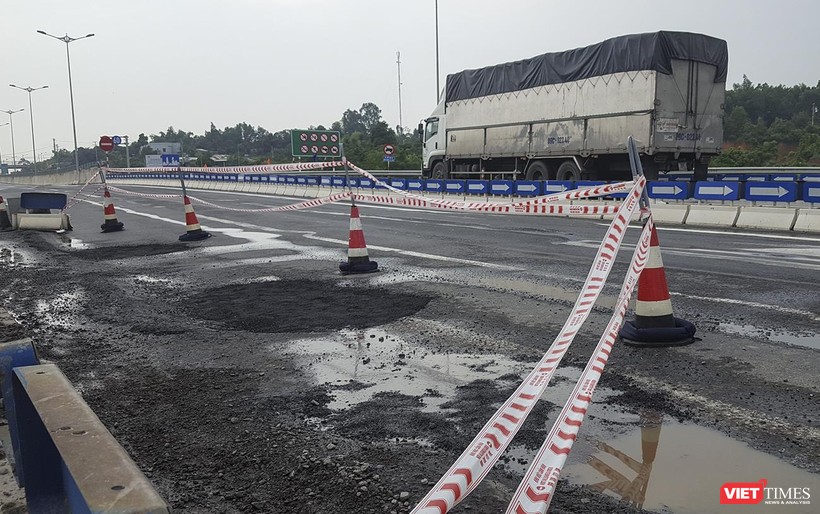 Hư hỏng xuất hiện tại Km 0+50 đoạn nút giao Túy Loan, thuộc Dự án đường cao tốc Đà Nẵng-Quảg Ngãi