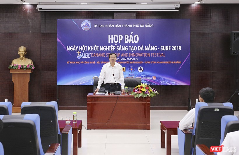 Ông Lê Trung Chinh, Phó Chủ tịch UBND TP Đà Nẵng chủ trì buổi Họp báo.