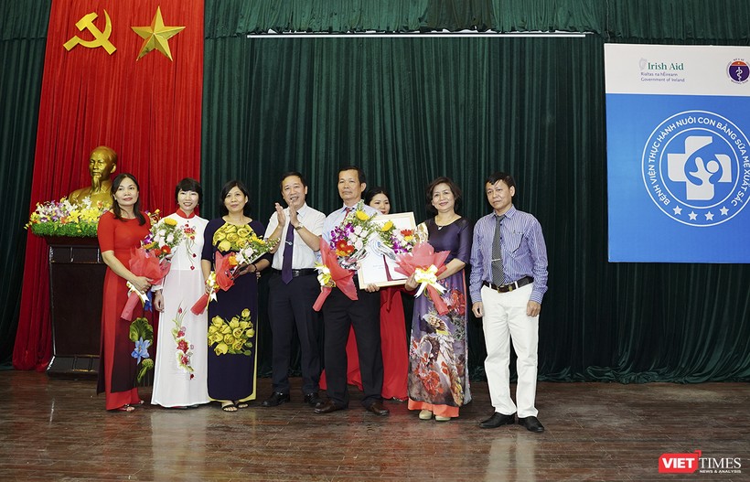 Đại diện Bộ Y tế trao danh hiệu Bệnh viện Thực hành Nuôi con bằng sữa mẹ xuất sắc cho Bệnh viện Đa khoa tỉnh Quảng Nam.