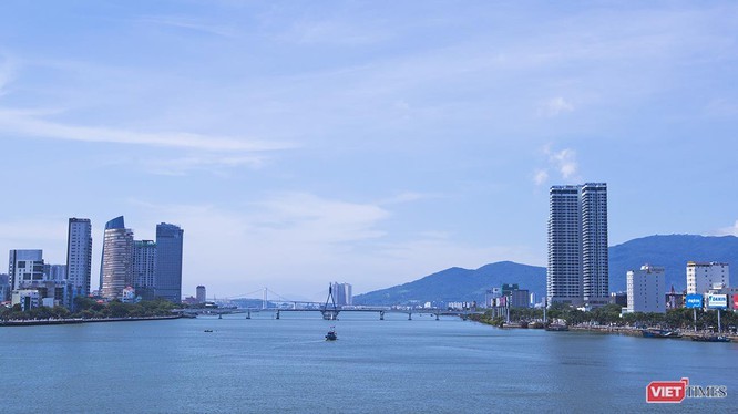 Thành phố Đà Nẵng nhìn từ sông Hàn