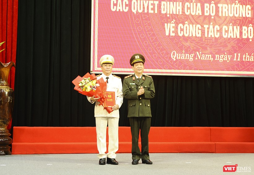 Trung tướng Nguyễn Văn Sơn - Thứ trưởng Bộ Công an trao quyết định bổ nhiệm Giám đốc Công an tỉnh Quảng Nam cho Đại tá Nguyễn Đức Dũng.