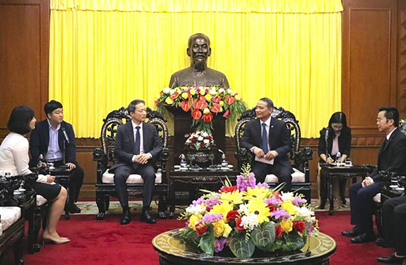 Tân Tổng Lãnh sự Hàn Quốc tại Đà Nẵng - ông Ahn Min Sik (người thứ 3 từ trái sang) tại chuyến thăm và chào xã giao Bí thư Thành ủy Đà Nẵng Trương Quang Nghĩa.