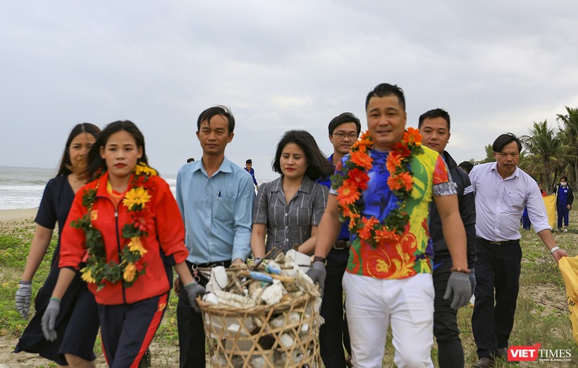 Diễn viên điện ảnh Lý Hùng, nữ hoàng điền kinh Nguyễn Thị Thanh Phúc  "nhặt rác" tại bãi biển Hà My (Quảng Nam) để phát động chương trình nói không với rác nhựa.