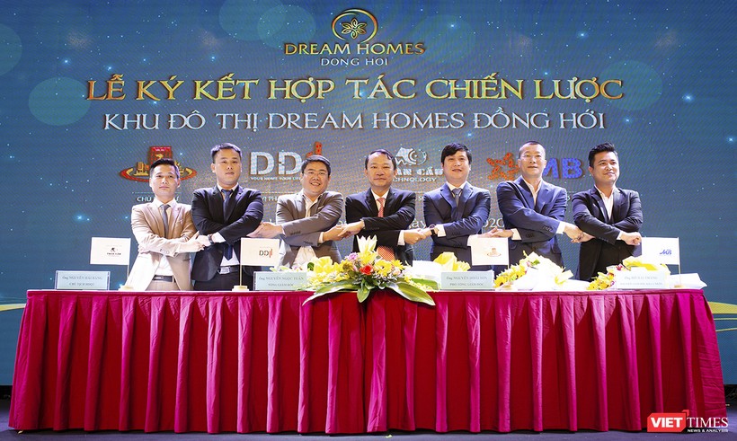 Lễ ký kết hợp tác chiến lược giữa các bên trong sự kiện Công bố Khu đô thị Dream Homes - Quảng Bình
