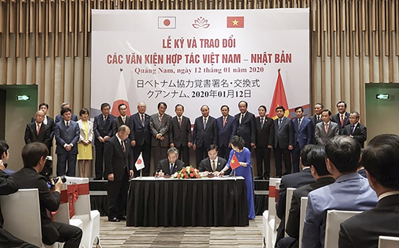 Thủ tướng Nguyễn Xuân Phúc và Tổng thư ký Đảng Dân chủ Tự do Nhật Bản Nikai Toshihiro cùng chứng kiến lễ ký kết các văn kiện và biên bản ghi nhớ hợp tác trên nhiều lĩnh vực giữa các bộ ngành 2 nước Việt Nam – Nhật Bản