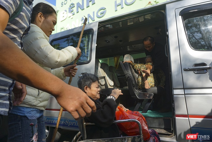Bệnh nhân xuất viện được Bệnh viện Đà Nẵng bố trí xe miến phí đưa về quê ăn Tết