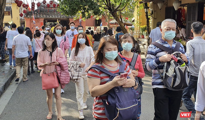Du khách đeo khẩu trang khi tham quan tại các điểm du lịch tại Đà Nẵng, Quảng Nam để phòng chống dịch virus Corona