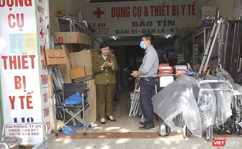 Cửa hàng kinh doanh thiết bị y tế Bảo Tín địa chỉ 110 Hải Phòng (quận Hải Châu) có hành vi bán hàng tăng giá, không niêm yết giá các vật tư y tế, giá các loại khẩu trang, nước rửa tay sát trùng…